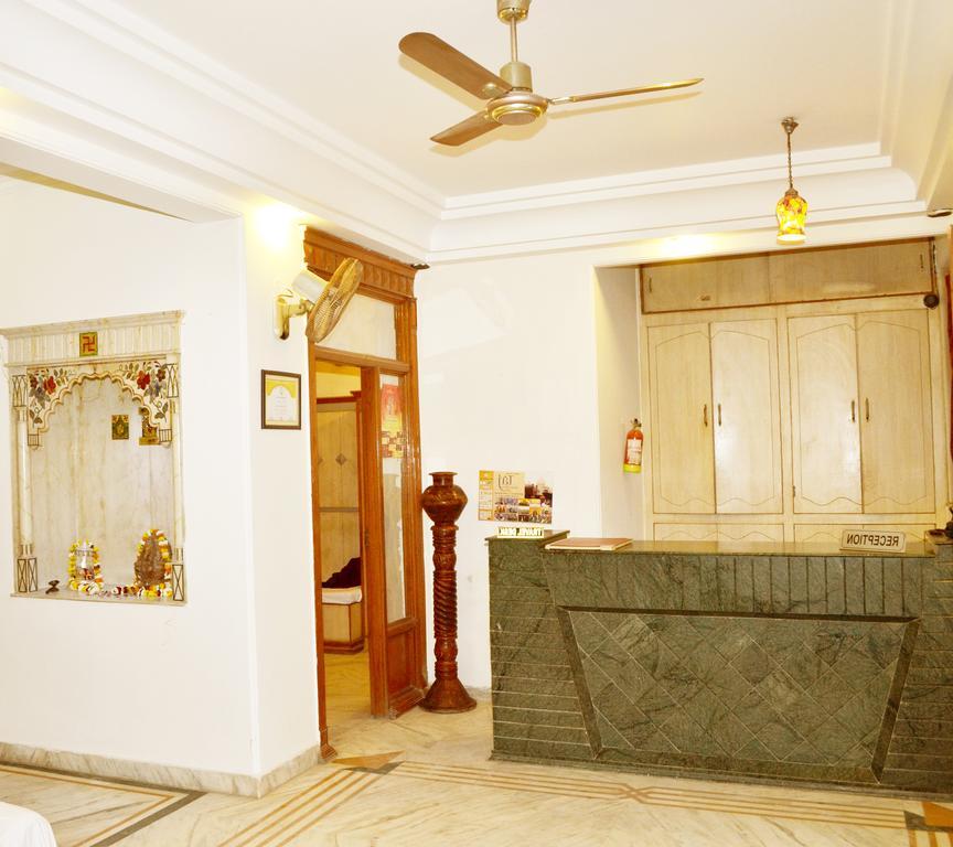 होटल Sheela, 100m From Taj Mahal 2*