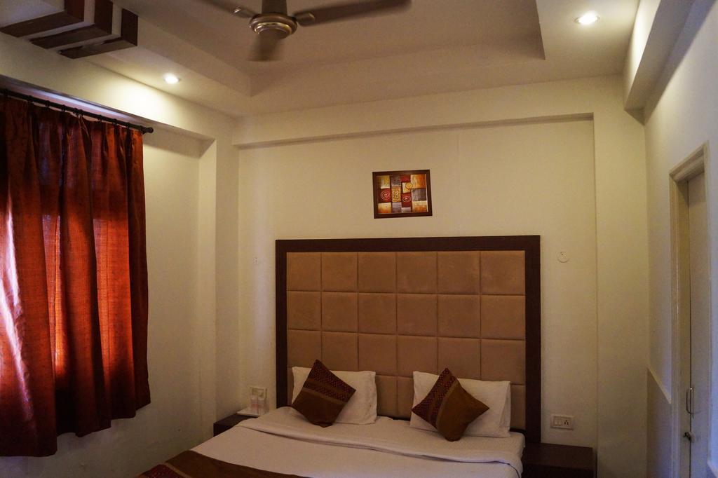 Sheela, 100m From Taj Mahal 2*
