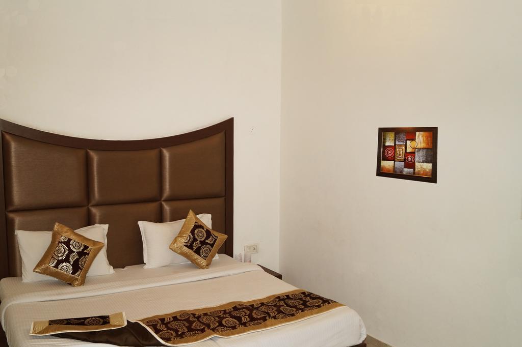 Sheela, 100m From Taj Mahal 2*
