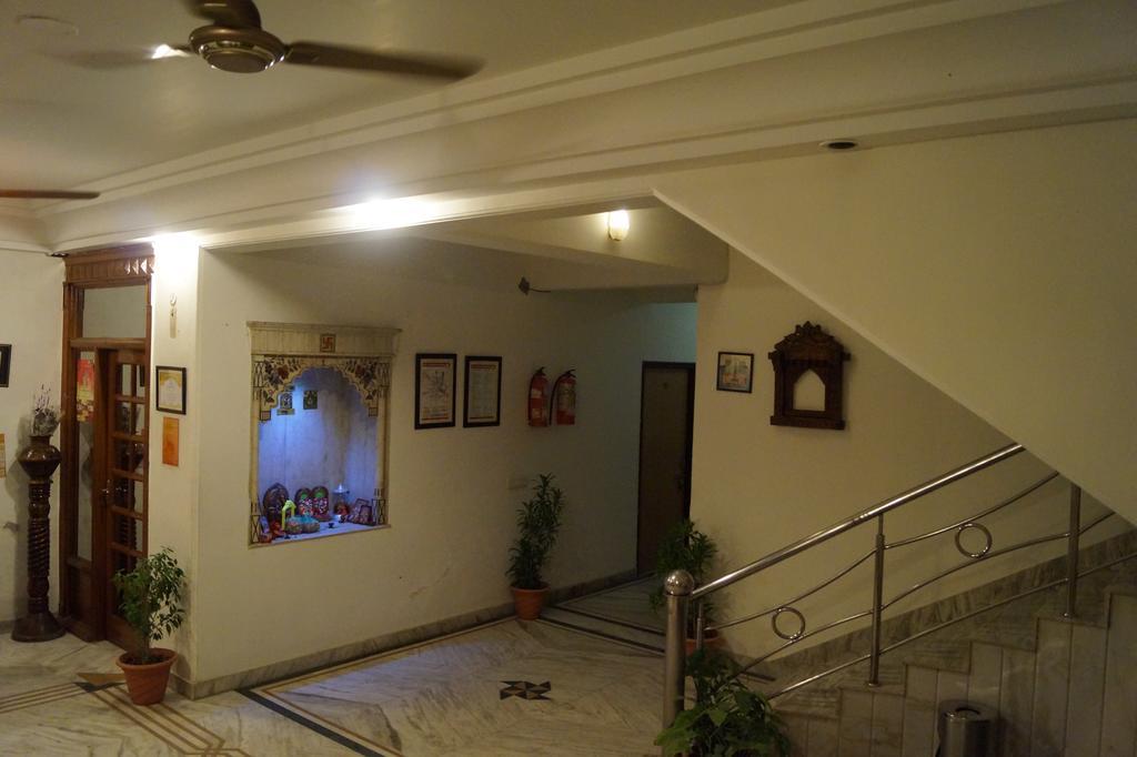 Sheela, 100m From Taj Mahal