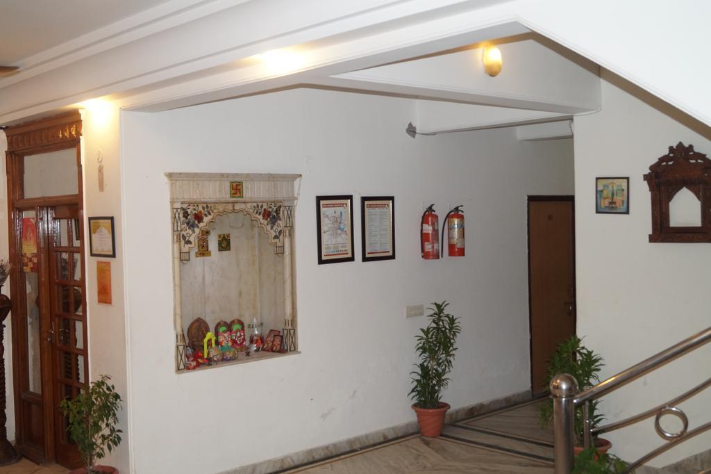 होटल Sheela, 100m From Taj Mahal 2*