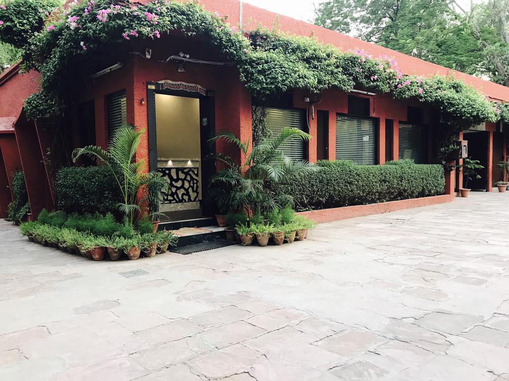 Sheela, 100m From Taj Mahal